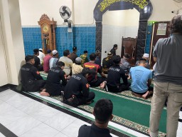 Sat Samapta Polrestabes Surabaya Gelar Sholat Subuh Berjamaah Untuk Colling System Menjelang Pilkada