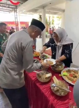 Kapolda Jatim Serta Jajarannya Makan Siang di Rumah Makan Bunda Vivin Sampang - Madura