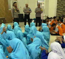 Cegah Salah Pergaulan Kapolsek Simokerto Penyuluhan Kenakalan Remaja dan Judi Online ke Sekolahan
