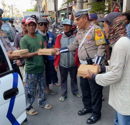 Mobil Patroli Polsek Simokerto Diserbu Puluhan Tukang Becak