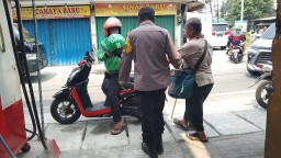 Polisi Bantu Penyandang Tuna Netra Yang Hendak Pulang ke Jakarta Utara