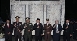 PJ Bupati Sampang Laksanakan Apel Kehormatan dan Renungan Suci di TMP Kusuma Bangsa