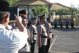 Kapolres Sampang Pimpin Upacara Sertijab Kasat Lantas dan 2 Kapolsek Jajaran