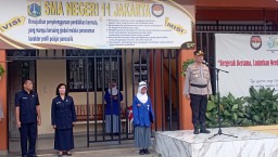 Berinteraksi Langsung Dengan Pelajar, Kasubdit Bhabinkamtibmas Dit Binmas PMJ Menjadi Irup di Sekolah