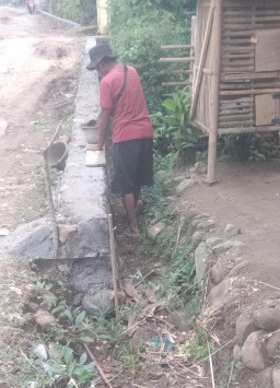 Diduga Dikerjakan Asal Jadi TPT Ruas Jalan Pari-Karoya Kecamatan Mandalawangi