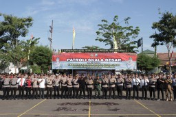Ciptakan Kamtibmas Kondusif Jelang Pilkada 2024, Polres Sampang Gelar Patroli Skala Besar