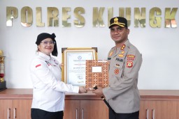 Kapolres Klungkung Terima Penghargaan dari TRCPPA