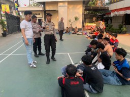 Polisi Amankan Puluhan Pelajar Dalam Penyekatan Massa Demo Yang Mengarah ke Gedung DPR/MPR RI di Cakung