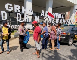 Polsek Simokerto Patroli Antisipasi Kejahatan Sambil Bagikan 300 Kotak Makanan Gratis
