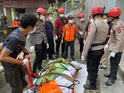 Tim Sar Polda Bali Evakuasi Korban Meninggal di Penginapan Pondok Asri