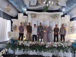 Penuh Rasa Kekeluargaan Kapolres Klungkung Hadiri Pernikahan Warga