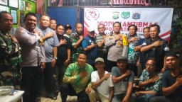Kapolsek Ngopi Kamtibmas Bersama Warga di Satkamling RW 07 Duren Sawit