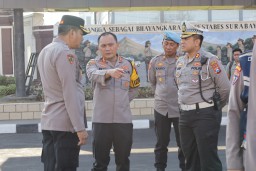 Polrestabes Surabaya Pertebal Pengamanan Kantor KPU Pada Tahapan Pendaftaran Paslon di Pilkada 2024