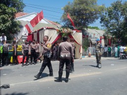 Jajaran Sat Lantas Polres Sampang Laksanakan Pengamanan Jalan Depan Kantor KPU Kabupaten Sampang