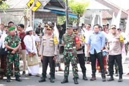 Kapolres Karangasem Pimpin Langsung Pengamanan Pendaftaran Paslon Bupati di Hari Terakhir
