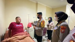 Kapolres Metro Jaktim Besuk Anggota Yang Terbaring Sakit di RS Polri Kramatjati