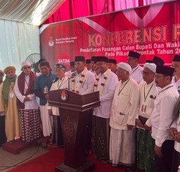 Enam Partai Politik Mengantar H.Slamet Junaidi - Ra Mahfudz ke KPU Sampang