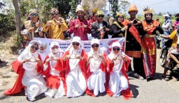 Antusias Warga Desa Paguan Bersama Kades Ikuti Pawai Budaya HUT RI ke 79 di Kecamatan Taman Krocok