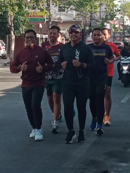 Jaga Kebugaran Tubuh, Kapolres Sampang Lari Pagi Santai Bersama Jajaran