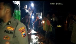 Mobil Water Cannon Polres Sampang Bantu Dinas Damkar Padamkan Kebakaran