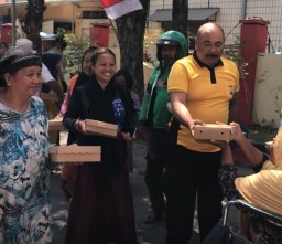 Masyarakat Simokerto Senang dan Bangga Punya Polisi Yang Rutin Berikan Makan Gratis