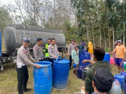 Hari Lalu Lintas Bhayangkara ke-69, Satlantas Polres Bangkalan Bagikan 10 Tangki Air Bersih