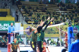 Tim Voli Putra Putri Polda Jatim Raih Kemenangan Perdana Kapolri Cup 2024 di Gresik