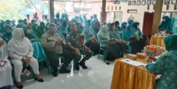 Perkuat Sinergitas Dengan Ibu PKK, Babinsa Koramil 0822/01 Bondowoso Hadiri Rapat Pleno PKK di Badean