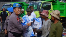 Sasar TPS 3 R Paku Sari Pemogan Kadiv Propam Polri Gandeng Polwan Gelar Bhakti Sosial
