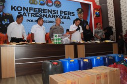 Polres Kediri Kota Amankan Tersangka Jual Miras Oplosan Es Moni yang Viral di Medsos