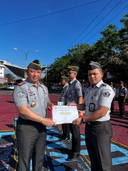 Pemberian Penghargaan Pegawai Teladan Lapas Narkotika Kelas IIA Pamekasan Kanwil Kemenkumham Jatim Triwulan Ketiga