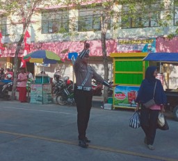 Lancarkan Arus Kendaraan Bermotor, Unit Lantas Polres Sampang Lalin Depan Pasar Rongtengah