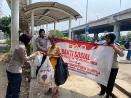 Bakti Sosial Srikandi Polres Metro Jaktim Bagikan Sembako Kepada Masyarakat Kurang Mampu