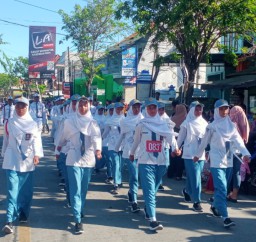 SMKN 1 Sampang Ikut Serta Lomba Gerak jalan, Regu Pi 1 Layak Masuk Nominasi