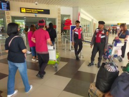 Personil Polres Bandara Ngurah Rai Berikan Giat Pengamanan di Terminal Domestik