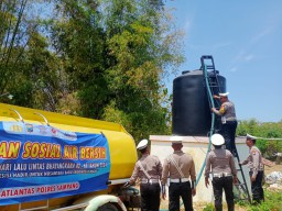 Satlantas Polres Sampang, Penuhi Kebutuhan Air Bersih Dampak Kemarau di HUT Lantas Bhayangkara ke- 69