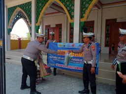 Menyambut HUT Lantas Bhayangkara ke- 69, Satlantas Polres Sampang Gelar Bakti Sosial Membersihkan Mesjid