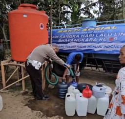 Peringati Harlantas Bhayangkara ke - 69, Ditlantas Polda Jatim Salurkan Air Bersih untuk Warga Terdampak Kemarau