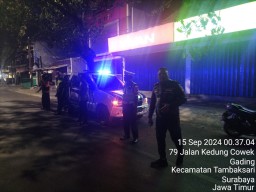 Kapolsek Tambaksari Pimpin Giat Patroli Antisipasi Kejahatan Malam di Jalan Kedung Cowek dan Jalan Kenjeran