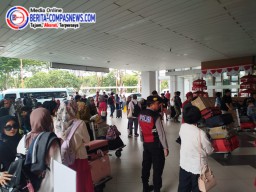 Berikan Kenyamanan Penumpang Polres Bandara Ngurah Rai Laksanakan Pengamanan Terminal Keberangkatan Domestik