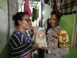 Cooling System, Bhabinkamtibmas di Jaktim Bagikan Beras Kepada Masyarakat Kurang Mampu