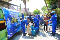 Polisi Peduli, Ditpolairud Polda Jatim Droping Air Bersih Untuk Warga Mantup Lamongan
