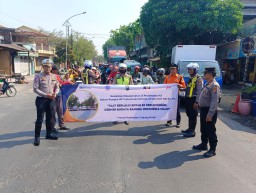 Sambut Hari Lalu Lintas Bhayangkara ke-69, Satlantas Polres Pelabuhan Tanjung Perak dan PT KAI Daop 8 Gencar Sosialisasi Keselamatan di Perlintasan Sebidang