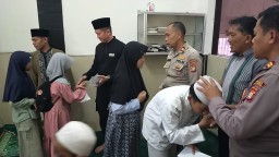 Jumat Berkah, Puluhan Anak Yatim Mendapat Santunan Dari Polisi