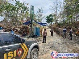 Dua Polsek Polres Sampang Datangi Lokasi Video Viral Sumur Bor Mengeluarkan Bau BBM Jenis Solar