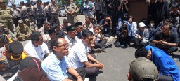 Mahasiswa PMII Lakukan Aksi Unjuk Rasa di Depan Kantor DPRD Jember dan Kantor PU Cipta Karya