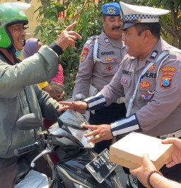 Lantas Polsek Simokerto Tertibkan Pelanggar Lalu Lintas Dengan Cara Yang Unik