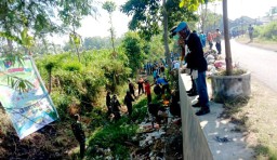 Bersama Relawan, Babinsa Koramil 0822/01 Bondowoso Bersih-bersih Sampah di Aliran Sungai Desa Kembang