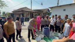 Polres Pasuruan Distribusikan Bantuan Air Bersih Untuk Warga Terdampak Kemarau Panjang