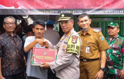 Bakti Sosial Polres Metro Jaktim Bersama Bhayangkari Kepada Keluarga Korban Kebakaran di Pulogadung